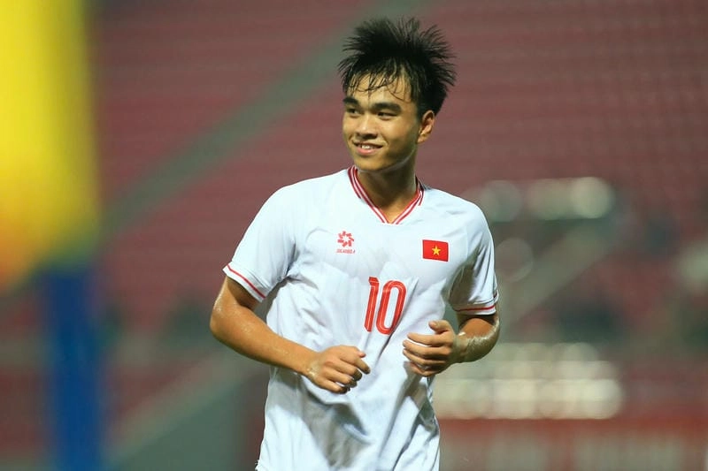  Nguyễn Công Phương rê bóng qua đối thủ tại V.League 2023, nguồn: Bigbet88.