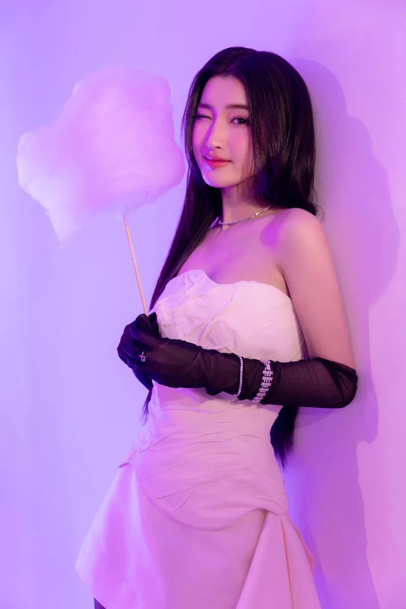 Á hậu Phương Nhi nói tiếng Anh qua ảnh giao tiếp ấn tượng