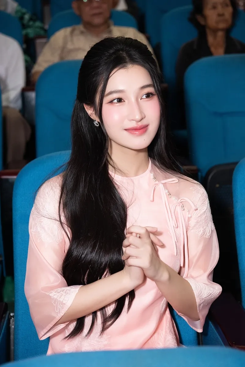 Á hậu Phương Nhi voz sinh năm bao nhiêu qua ảnh tuổi trẻ