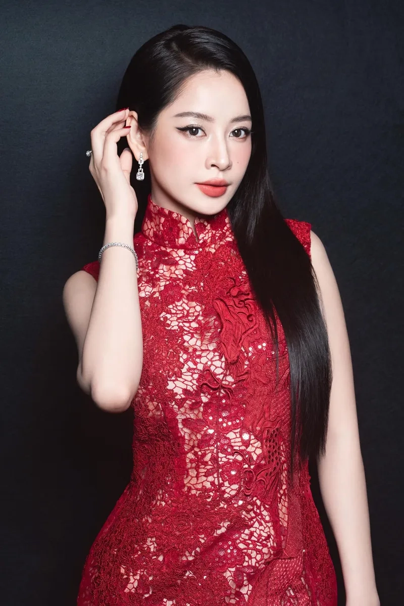 Thưởng thức karaoke Chi Pu qua ảnh sân khấu siêu chất