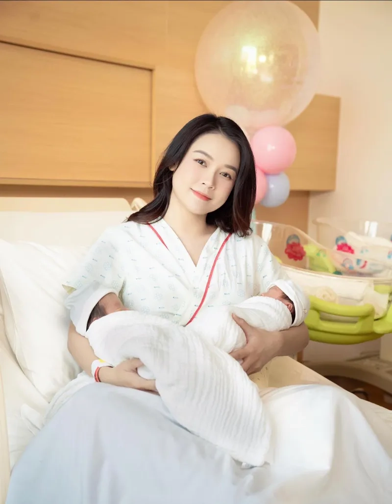 Diễn viên Sam sinh con cặp song sinh Ijin và Ijun siêu đáng yêu