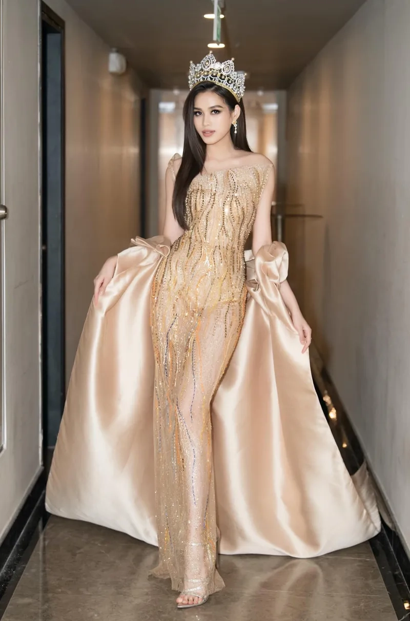 Hoa hậu Đỗ Thị Hà Miss World tỏa sáng với nhan sắc ngời ngời