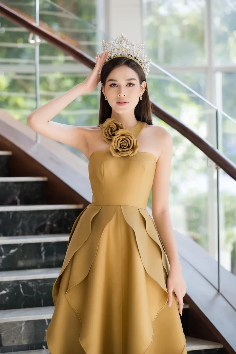 Hoa hậu Đỗ Thị Hà trao vương miện khoảnh khắc đáng nhớ nhất