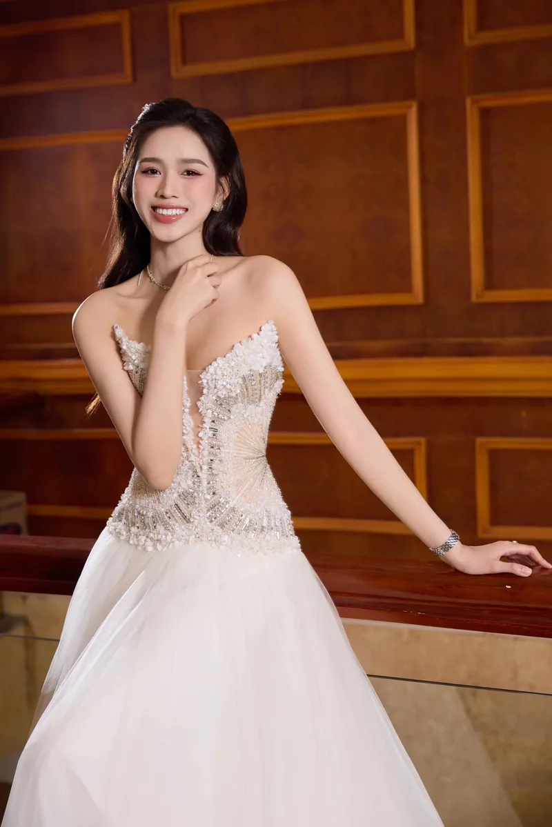 Phong cách thời trang của Hoa hậu Đỗ Thị Hà luôn đẳng cấp