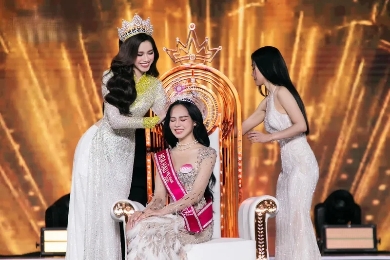 Hoa hậu Đỗ Thị Hà trao vương miện khoảnh khắc lịch sử