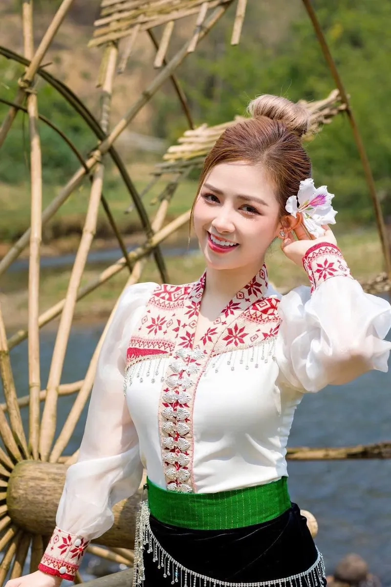 Xem Dương Hoàng Yến chị đẹp đạp gió rẽ sóng qua ảnh sân khấu