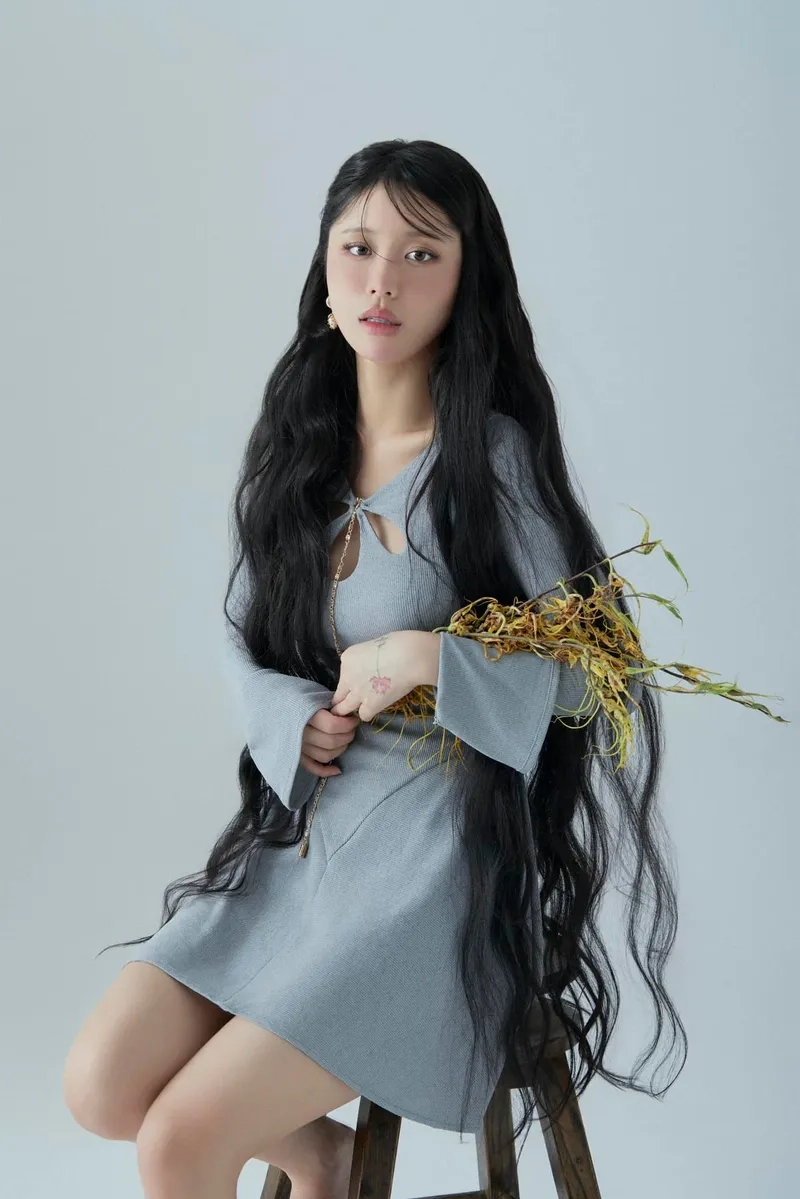 Đếm cừu Han Sara khoe ảnh MV dễ thương với Kay Trần