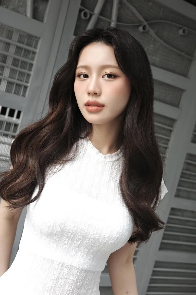 Han Sara Lỡ yêu mất rồi trong ảnh MV tình cảm