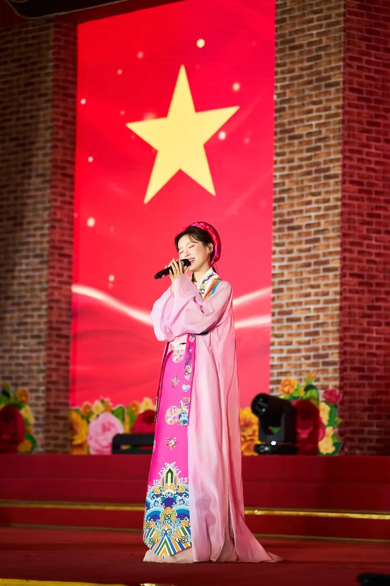 Bóng hồng lẻ loi Han Sara qua ảnh MV tái xuất