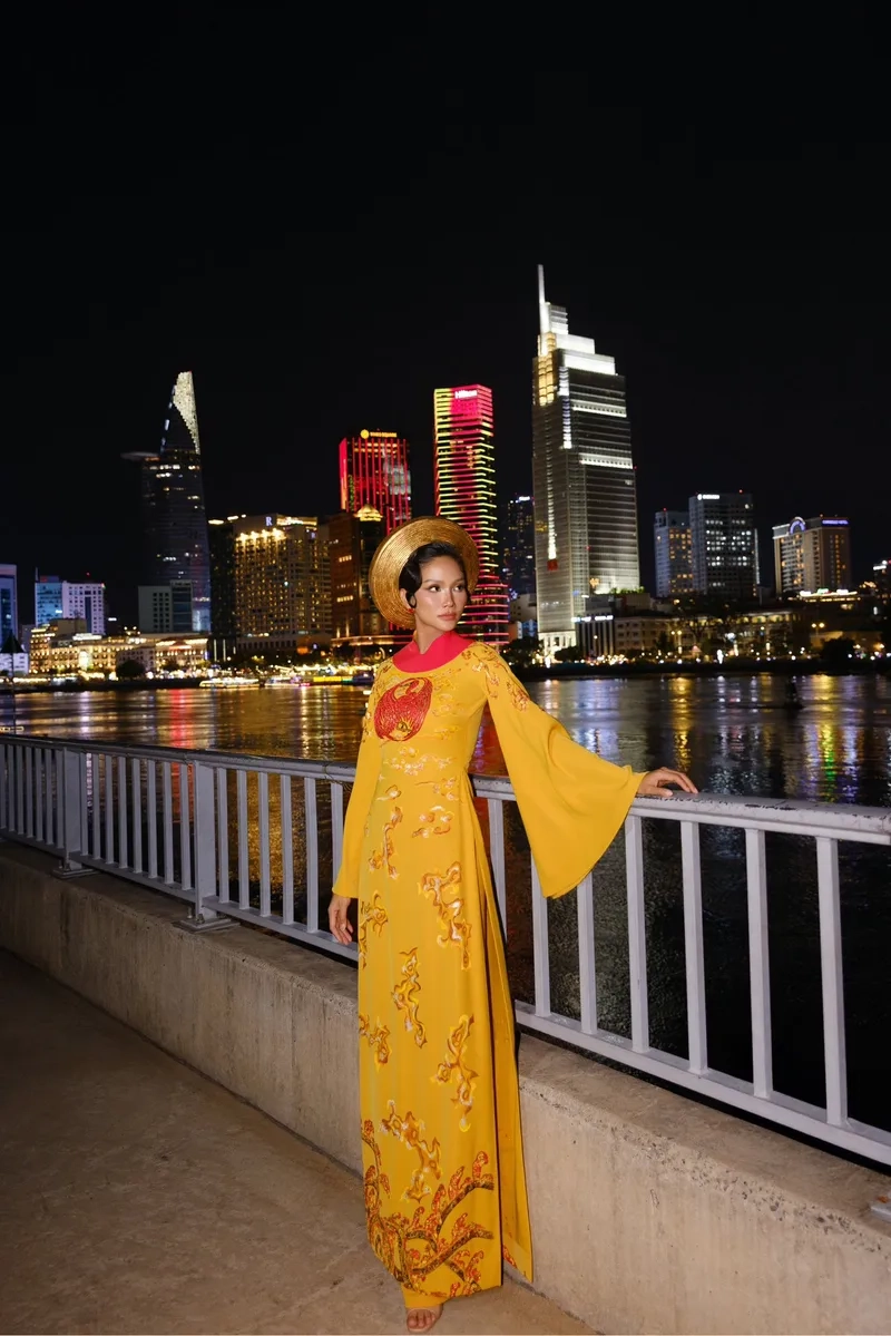 Hoa hậu H'Hen Niê đăng quang thế giới và khoảnh khắc lịch sử