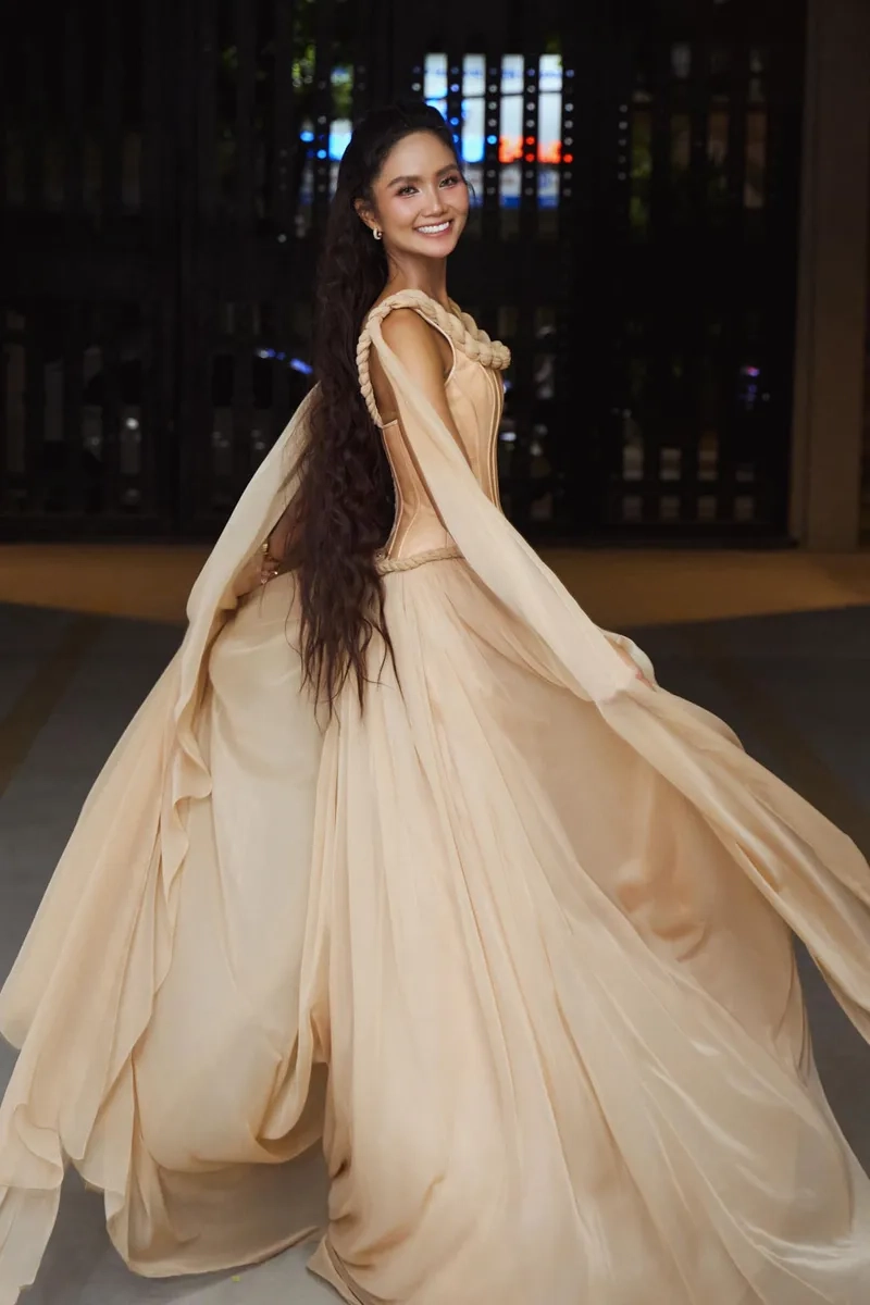 H'Hen Nie xoay váy gây sốt tại Miss Universe 2018