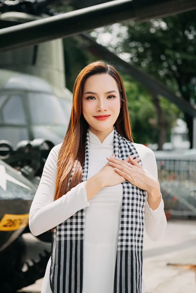 Lê Hoàng Phương dạ hội lộng lẫy như thiên nga trên sân khấu