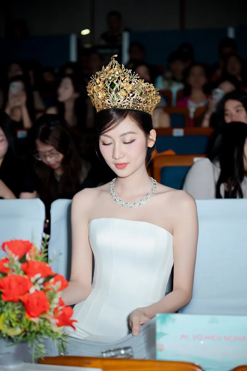Võ Lê Quế Anh Miss Grand Vietnam 2024 rạng rỡ vương miện