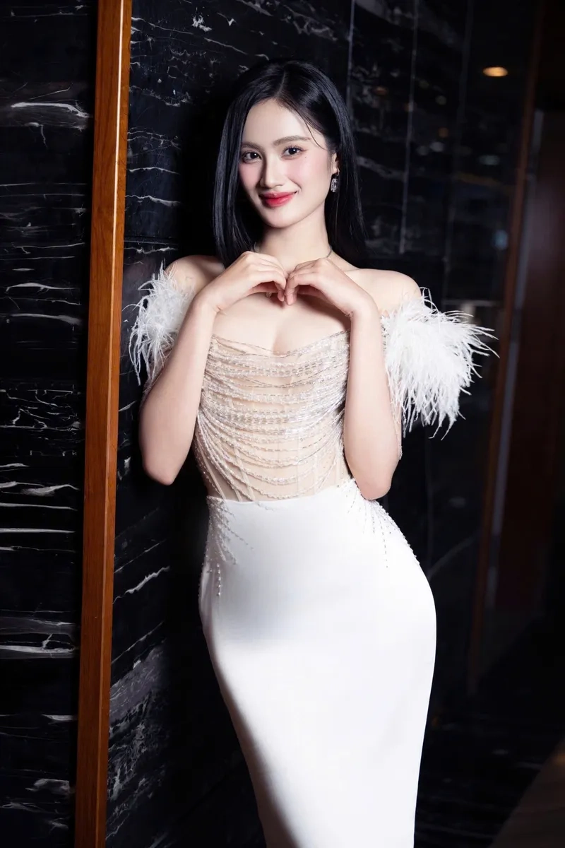 Hoa hậu Ý Nhi là ai? Câu chuyện đằng sau nhan sắc