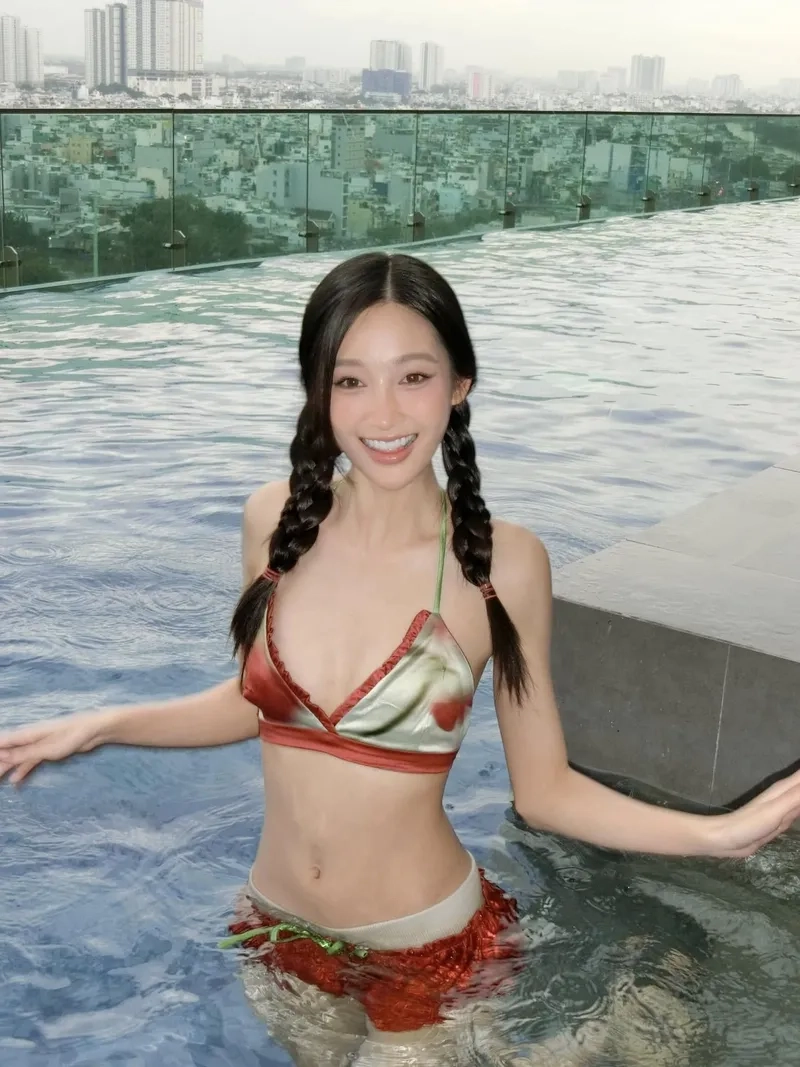 Juky San cover khoe giọng hát qua ảnh phòng thu