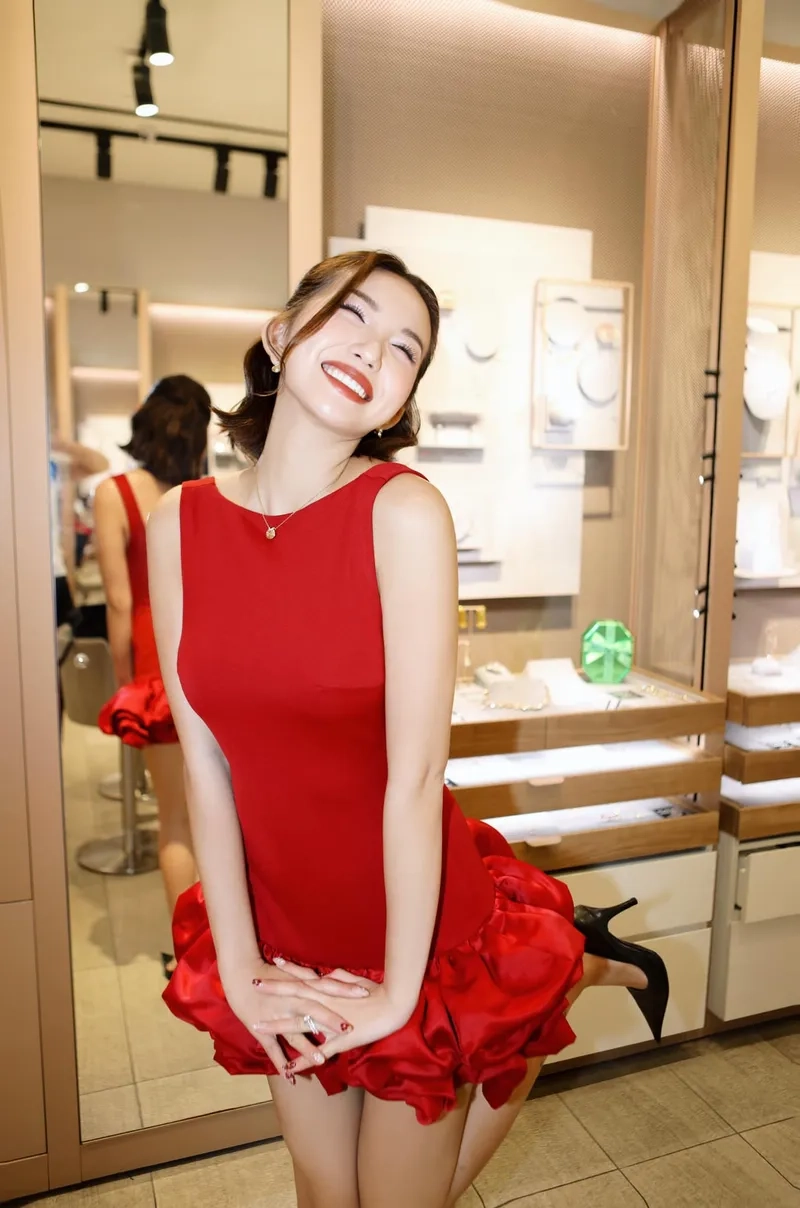 Ngắm Lê Thị Khánh Huyền ngày xưa qua những khoảnh khắc đáng yêu