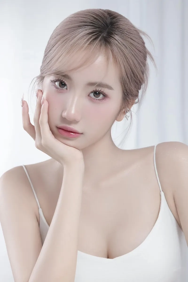 Ngắm Lê Thị Khánh Huyền ảnh đẹp lung linh trên mạng xã hội