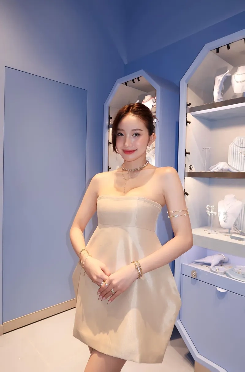 Theo dõi Lê Thị Khánh Huyền Instagram để xem ảnh đẹp mỗi ngày