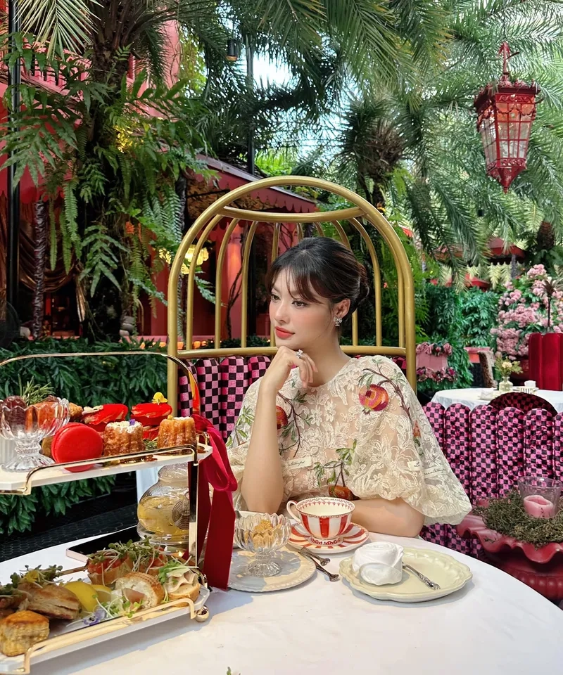 Xem hoa hậu Lona Kiều Loan trong ảnh kiêu sa trên sàn catwalk