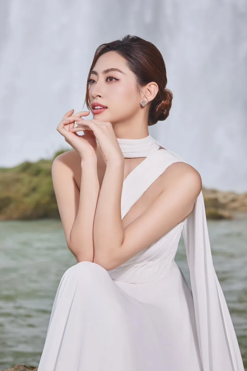 Lương Thùy Linh thần thái ngời sáng