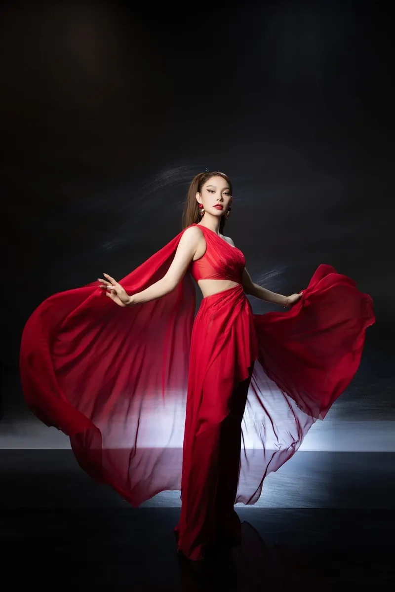 Minh Hằng bao nhiêu tuổi mà vẫn trẻ trung thế
