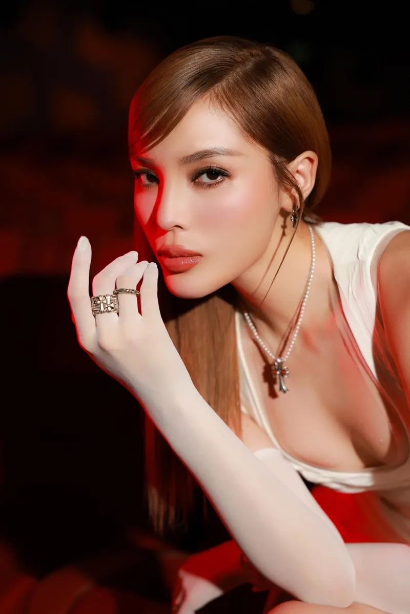 Hoa hậu Nguyễn Cao Kỳ Duyên nhan sắc vượt thời gian