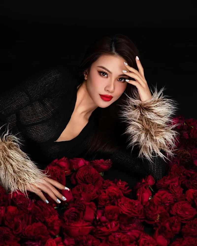 Kim Duyên dạ hội trong thiết kế lộng lẫy tại Miss Universe