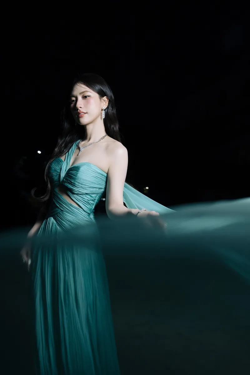 Phương Anh Đào hát trong MV Lối Nhỏ gây sốt