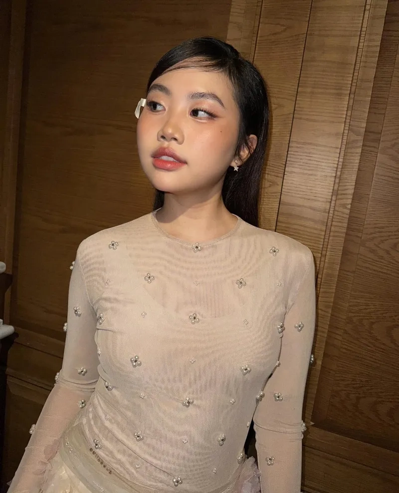 Phương Mỹ Chi mới nhất với phong cách trẻ trung cuốn hút