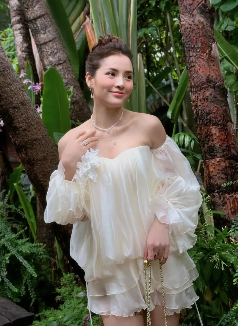 Tò mò Phương Trinh Jolie sinh năm bao nhiêu qua ảnh mới