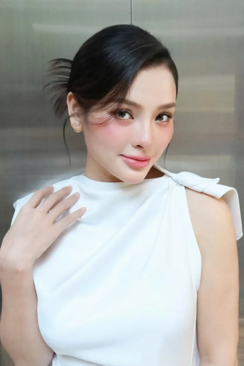 Tìm hiểu Phương Trinh Jolie sinh năm qua ảnh thời trẻ