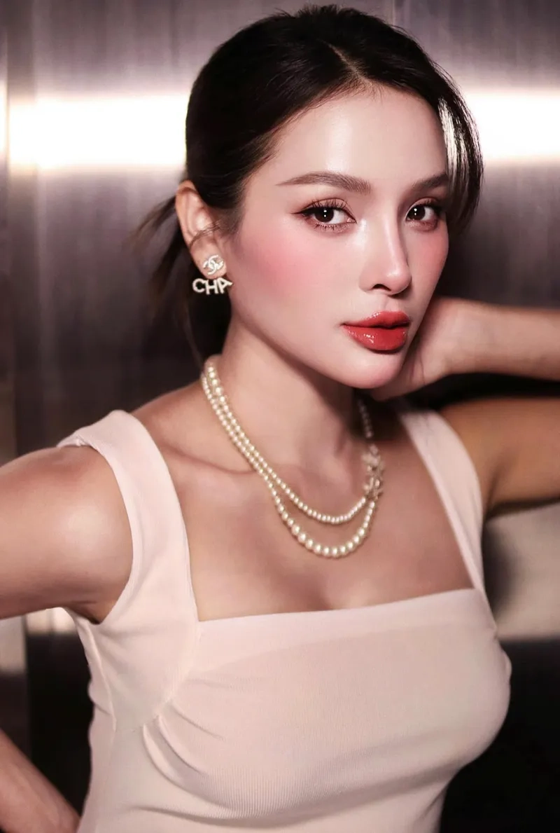 Ngạc nhiên với Phương Trinh Jolie cao bao nhiêu qua ảnh