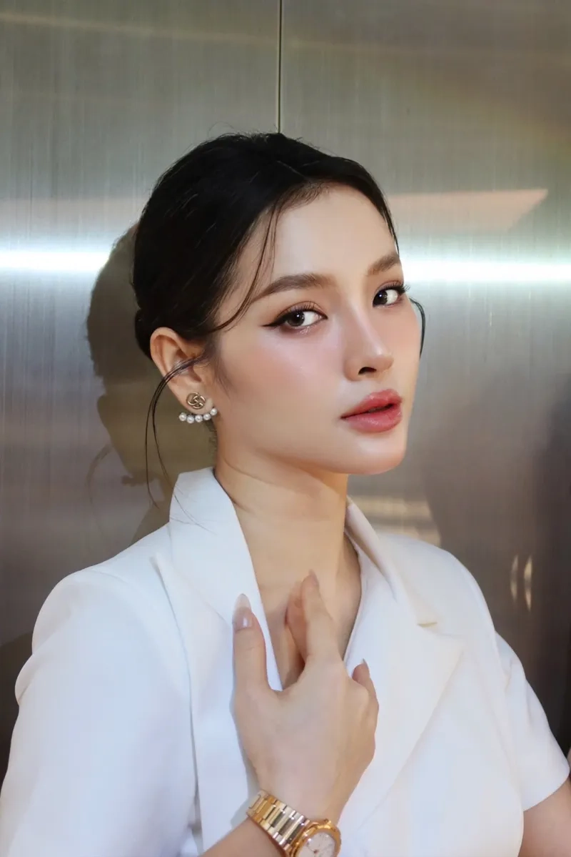 Xem ngay Phương Trinh Jolie official qua ảnh chính thức
