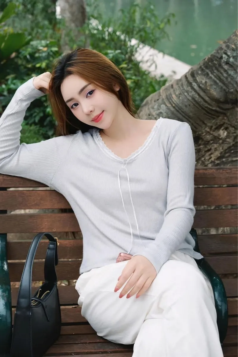 Quỳnh Kool Instagram khoe nhan sắc và phong cách thời thượng