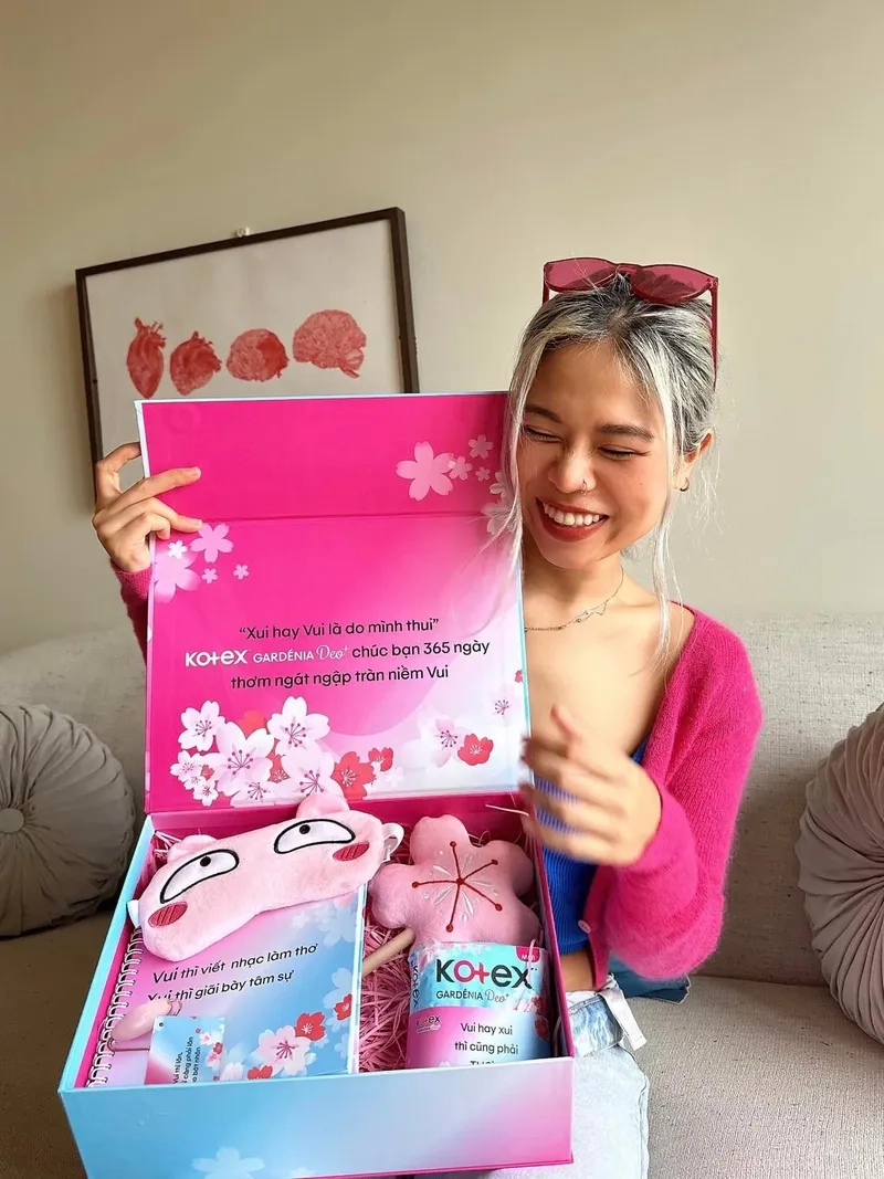 Bao Nhiêu Loài Hoa lyrics Tlinh và câu chuyện tình yêu lãng mạn