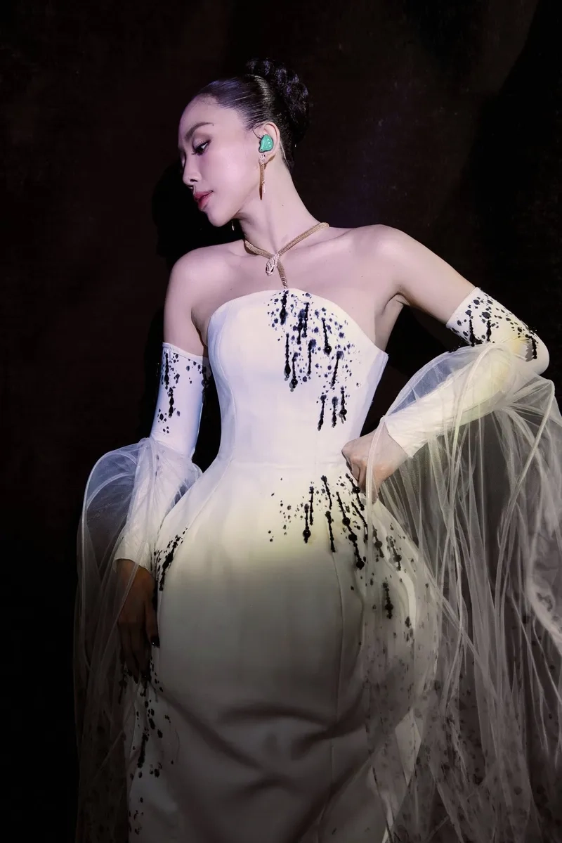 Album cong Tóc Tiên phong cách mới lạ và táo bạo