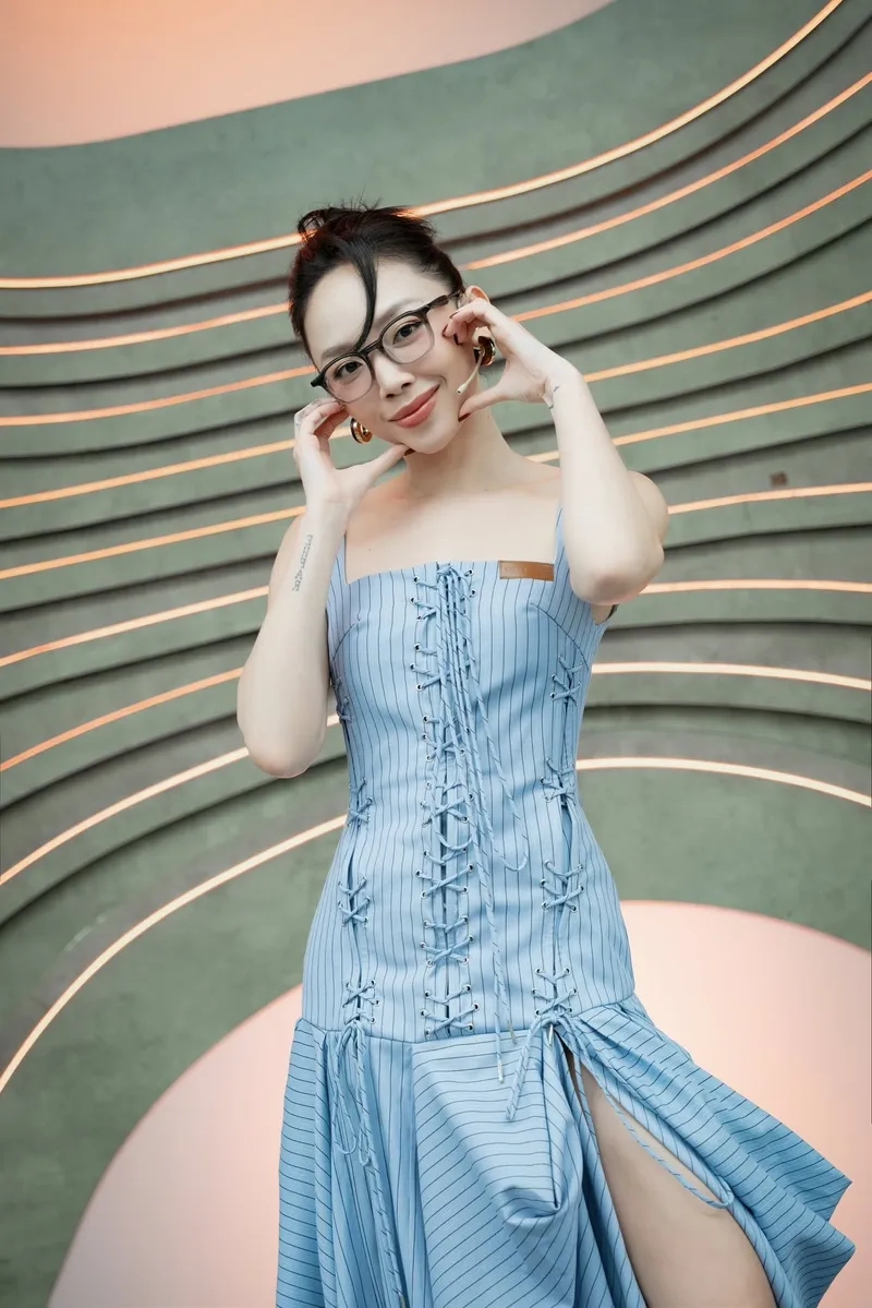 Nghe Tóc Tiên bài hát mới Ngày tận thế cực chất