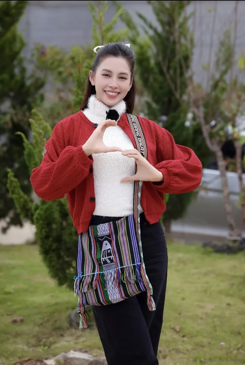 Trần Tiểu Vy nhan sắc ngọt ngào đốn tim fan