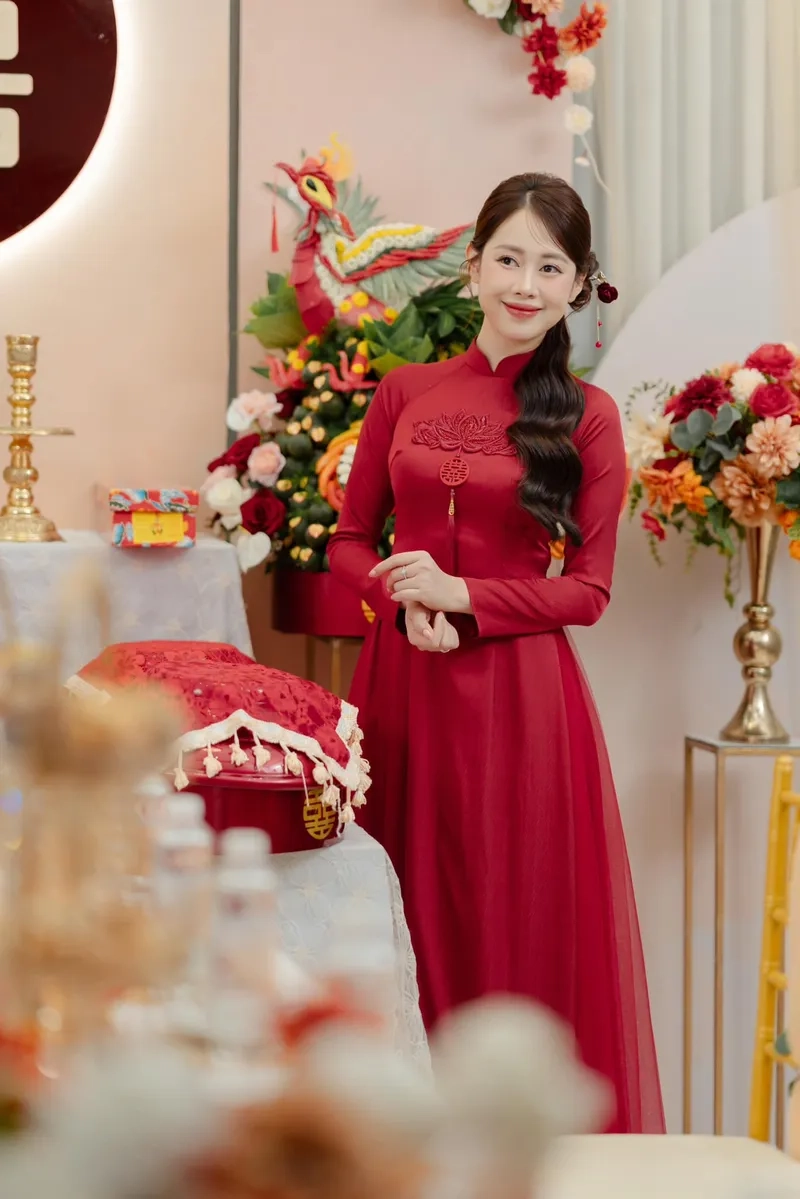 Nguyễn Việt Phương Thoa tỏa sáng qua ảnh sân khấu rực rỡ