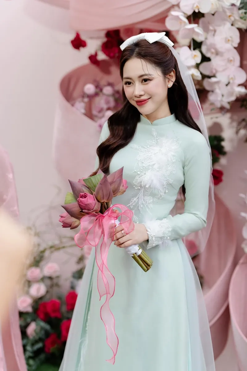 Tiểu sử Việt Phương Thoa qua ảnh hành trình nghệ thuật