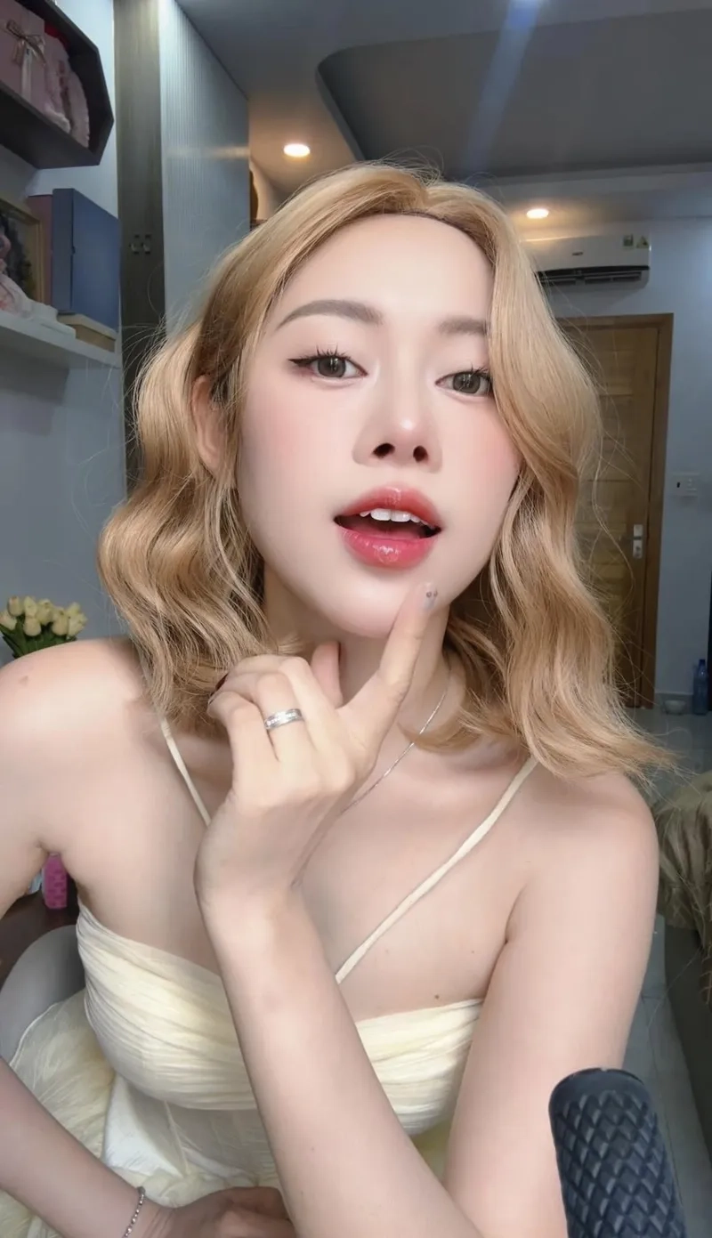 Diễn viên Việt Phương Thoa qua ảnh phim ngắn ấn tượng