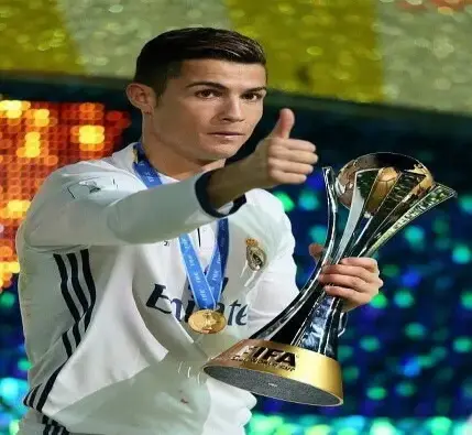 Hình ảnh Ronaldo cầm cúp vô địch mừng chiến thắng