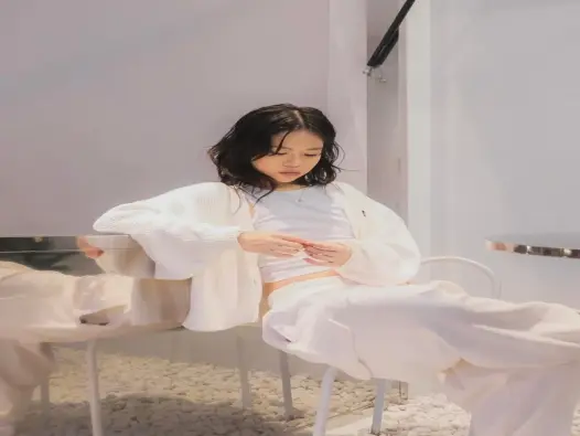Tlinh trong những bức ảnh ngập tràn sắc màu và cảm xúc