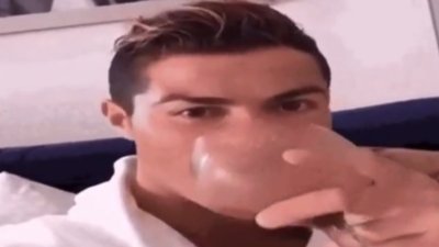 Meme Ronaldo uống nước 1