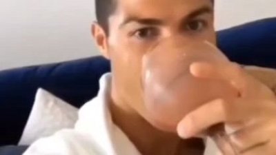 Meme Ronaldo uống nước 5