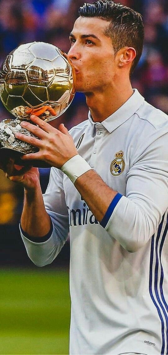 ảnh Ronaldo cầm cúp  1