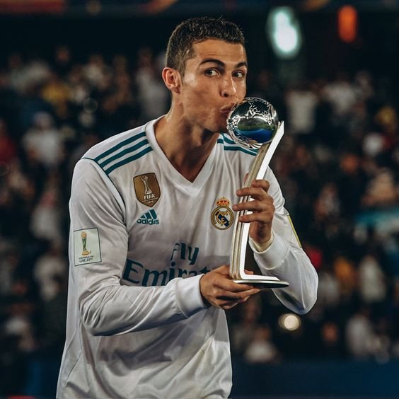 ảnh Ronaldo cầm cúp 12