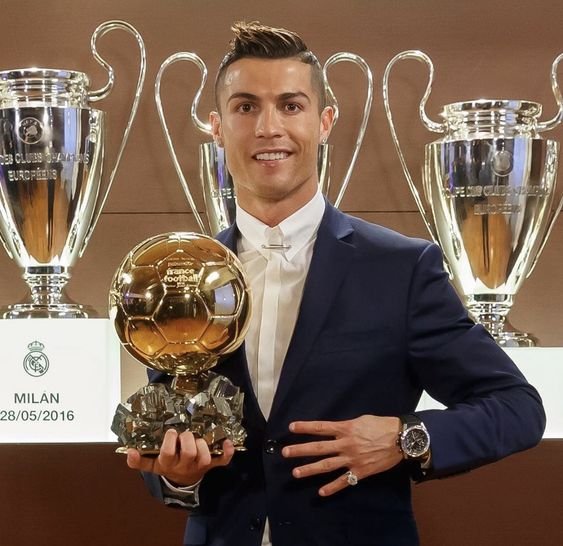 ảnh Ronaldo cầm cúp 13