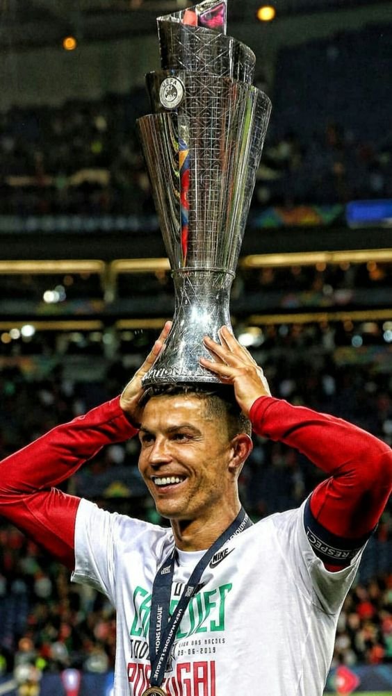 ảnh Ronaldo cầm cúp 18