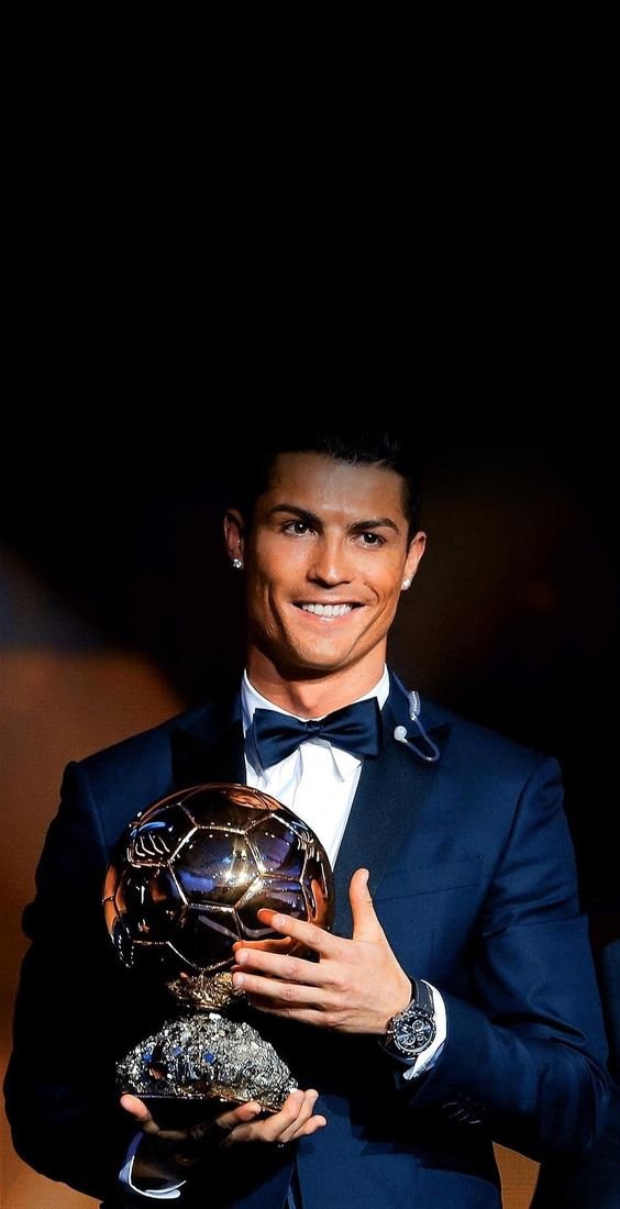 ảnh Ronaldo cầm cúp 4